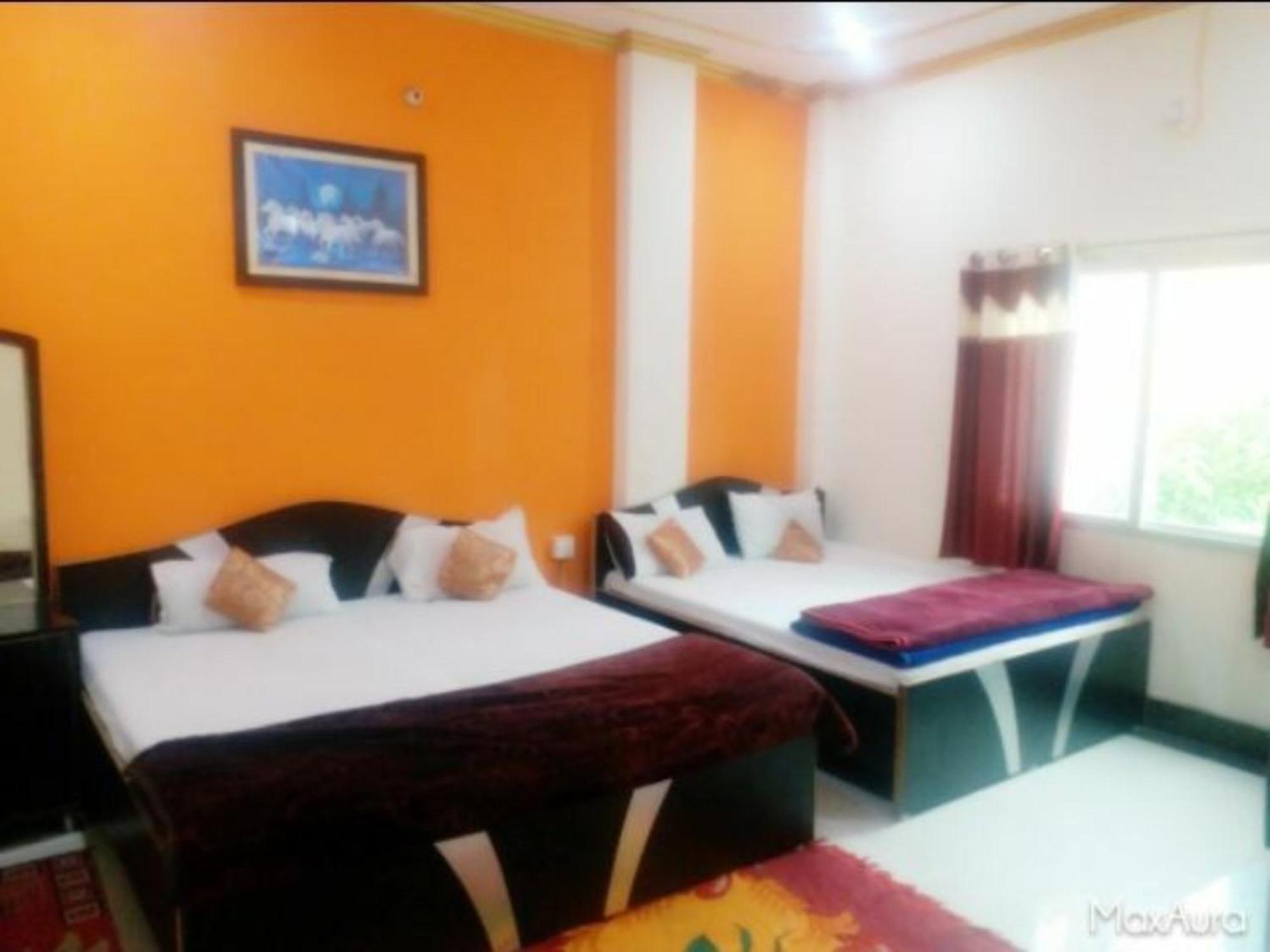 Hotel New Ashiyana Palace Near Ganga Ghat And Vishwanath Temple - Varanasi — Photos 1